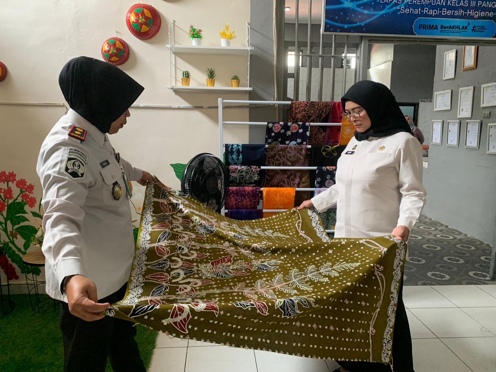 Kakanwil Ditjenpas Babel Tinjau Pelatihan Menjahit dan Batik Karya Warga Binaan
